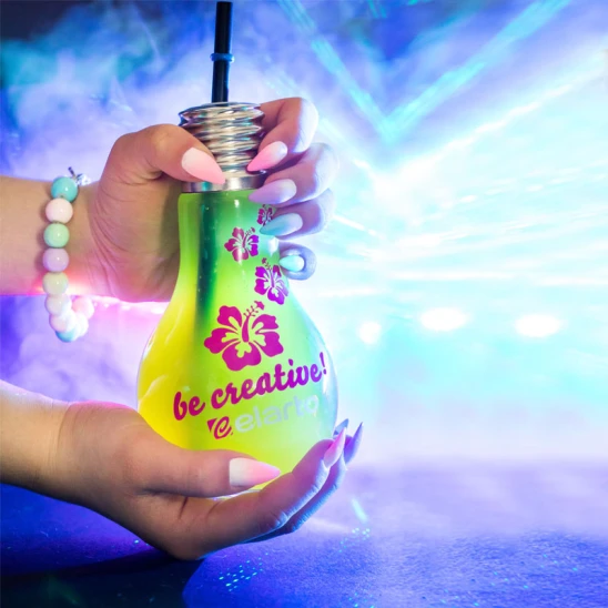 Szklanka w kształcie żarówki ze słomką i firmowym logo