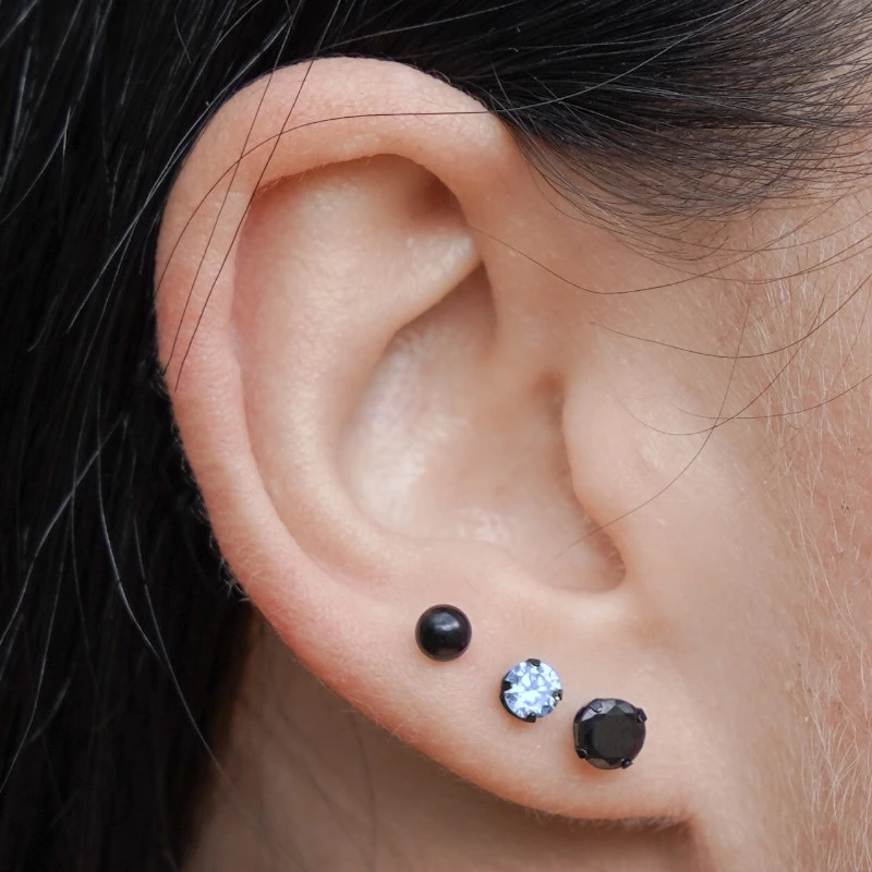 ST75 KOLCZYK CUBIC ZIRCONIA BLUE 4MM W PAZURKACH CZARNY 1SZT